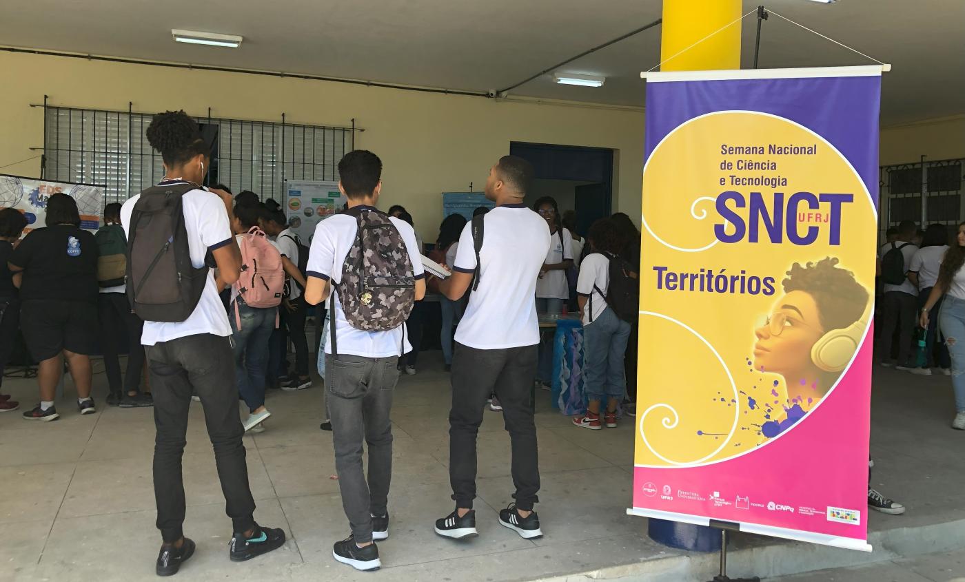 Alunos da rede pública participam de atividades da SNCT em Manguinhos