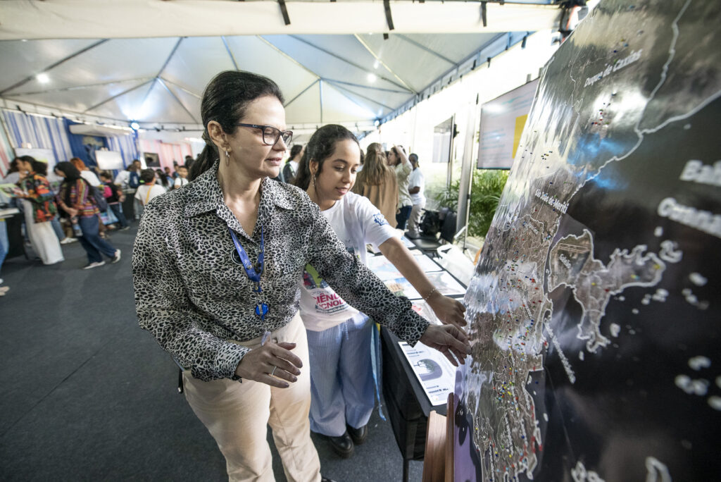 Experiências sensoriais atraem visitantes no segundo dia de SNCT na Fiocruz, em Manguinhos (RJ)