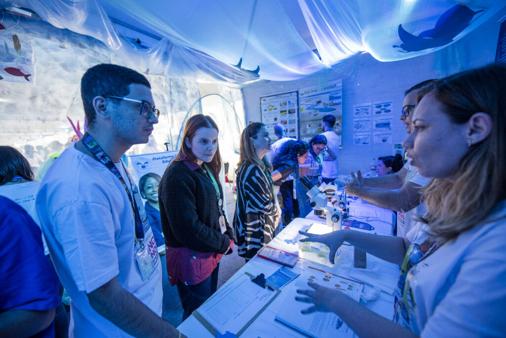 Público adentra um mar de conhecimento no terceiro dia da SNCT na Fiocruz, em Manguinhos (RJ)